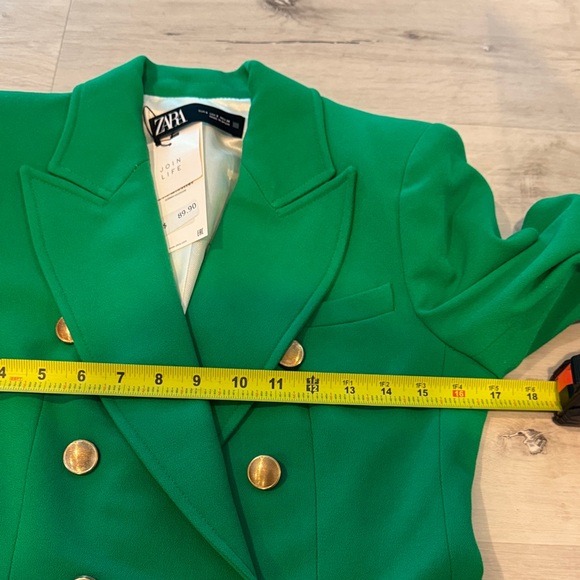 Zara Women's Vibrant Green Tailored Double-Breasted Blazer with Gold Buttons. - Picture 10 of 12